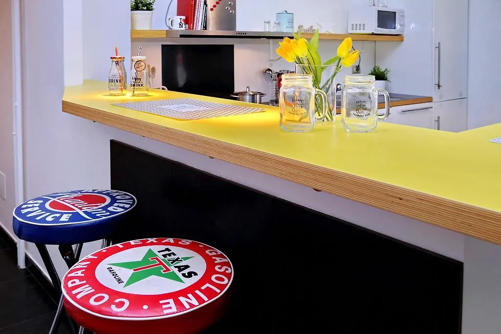 Apartment Joivy Colorful Studio For 2 Near City Life Milan Italy